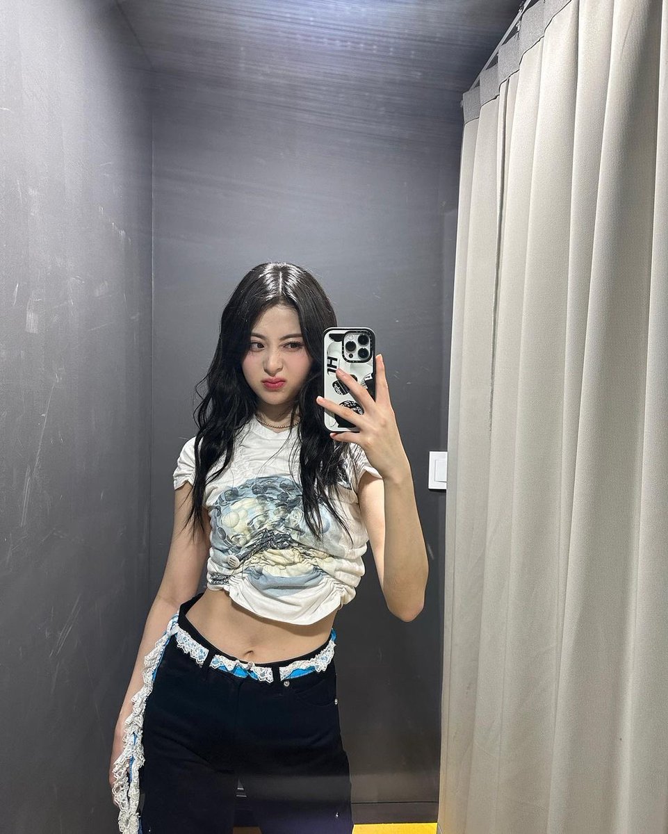 Yurrjin's tweet photo. Draped in my stunning ensemble, I stood with poise and confidence, feeling my heart overflow with joy. The room was illuminated with a soft glow, and the air was filled with excitement. 

📷 : https://t.co/SQGs1ip1dr https://t.co/wKm3fU60pV
