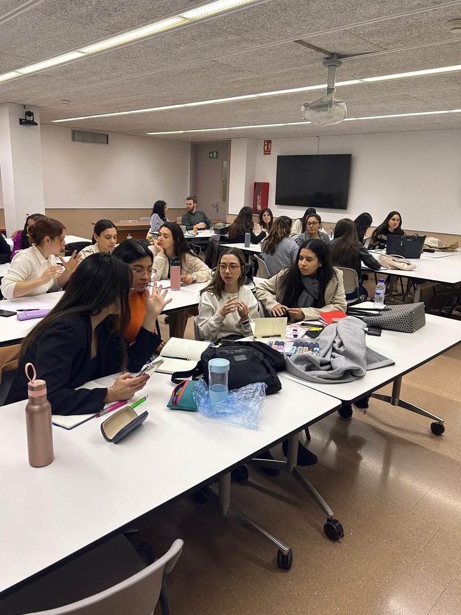 cyclicalbrand's tweet photo. Esta semana tuvimos la oportunidad de compartir en @LaSalleBCN nuestra sesión de #branding en espacios comerciales. 

Los estudiantes pudieron ver gracias a nuestra metodología @cyclicalbrand el proceso de gestión, construcción y auditoría de marcas.
#branding #businessdesign https://t.co/ZX9pqgIbzc