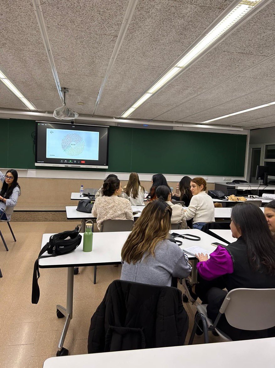 cyclicalbrand's tweet photo. Esta semana tuvimos la oportunidad de compartir en @LaSalleBCN nuestra sesión de #branding en espacios comerciales. 

Los estudiantes pudieron ver gracias a nuestra metodología @cyclicalbrand el proceso de gestión, construcción y auditoría de marcas.
#branding #businessdesign https://t.co/ZX9pqgIbzc