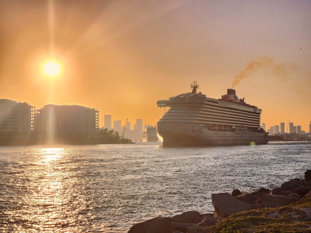 volvoshine's tweet photo. Scarlet Sunset 
@VirginVoyages 
#Miami #MiamiBeach https://t.co/DRyt4bxKy6