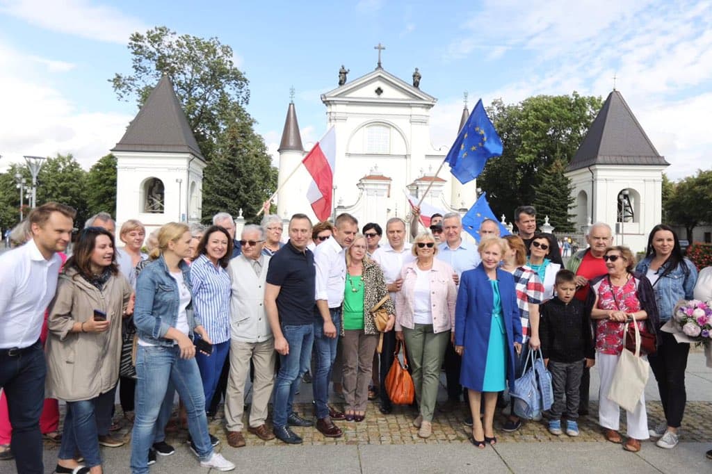 's tweet image. #Węgrów 2019 - to wtedy szpiegowano .@KrzysztofBrejza pegazusem. 2 dni później B. Szydło występowała w tym mieście na granatowym materacu stojąc. Cóż... może być materac, może być naturalne spotkanie z mieszkańcami... :)