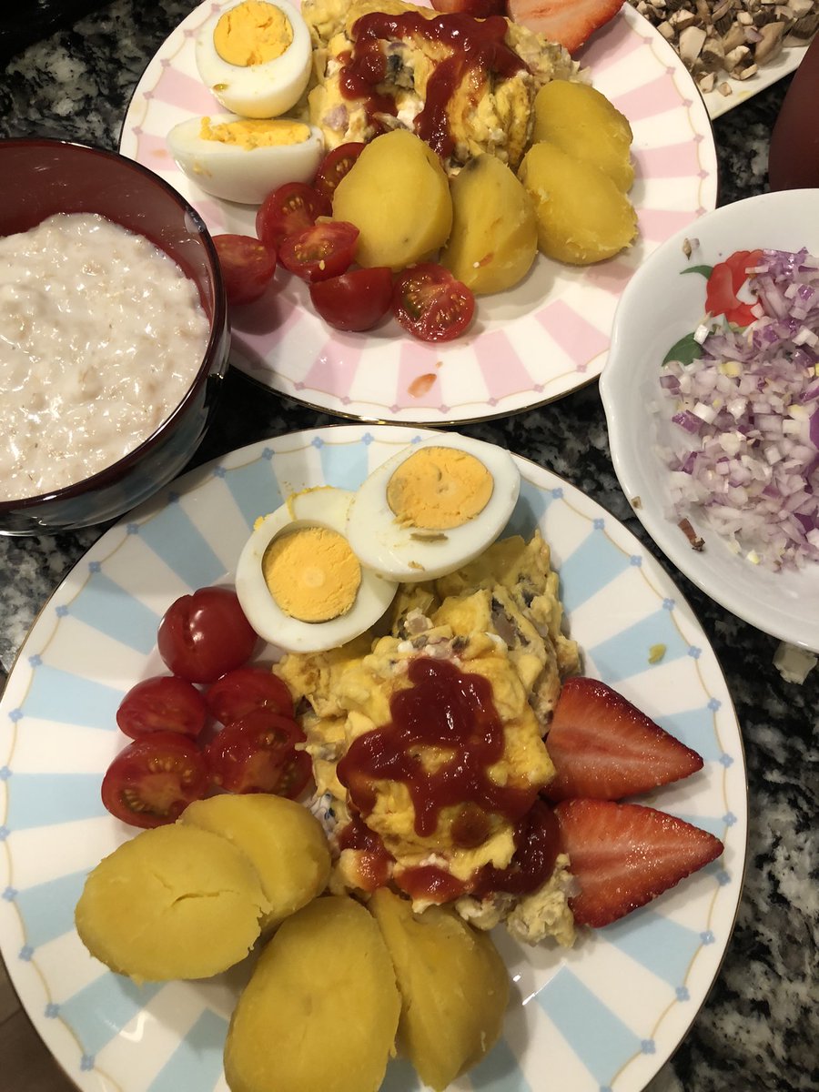 YanYan761211's tweet photo. これでグリーンが有れば尚更ですね〜栄養価は高そうです！彩りも大事です！
Yan:忘れた（ ;  ; ）
今からでも載せてくださいね〜
Yan:もうVIP二人食べ終わった（ ;  ; ） https://t.co/MrMtqUyfBf
