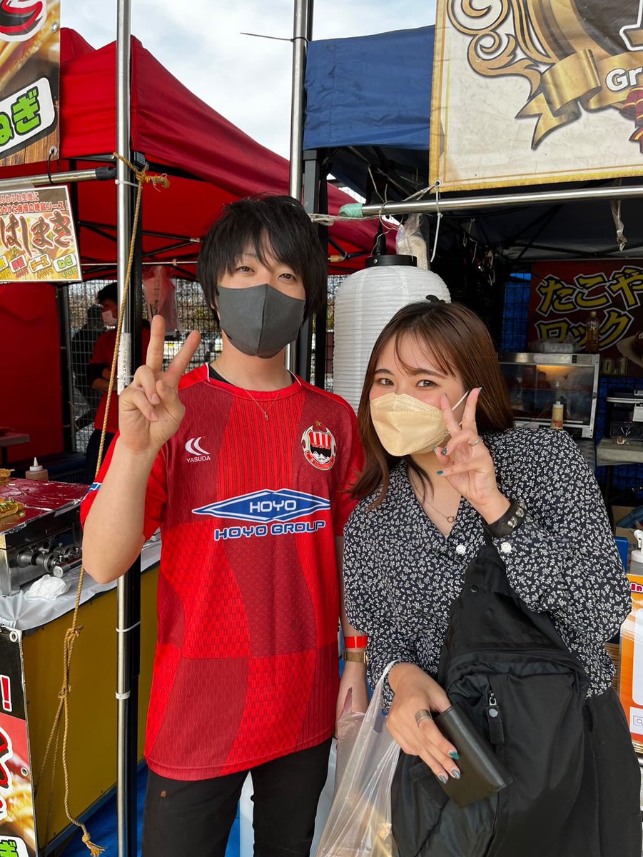 nissy_kaion's tweet photo. ヴェルスパ大分の試合での出店でした⚽️
写真撮ってなかったので、YouTuberさんと撮ってもらった写真で！笑

ヴェルスパに居た時もゆっくり試合観れてないので、今度はゆっくり試合観にきます🐙笑
#サッカー
#ヴェルスパ大分
#大分
#屋台
#スタグル
#たこ焼き
#たこやきロック
#元ヴェルスパ大分 https://t.co/lDXzaVfWkP