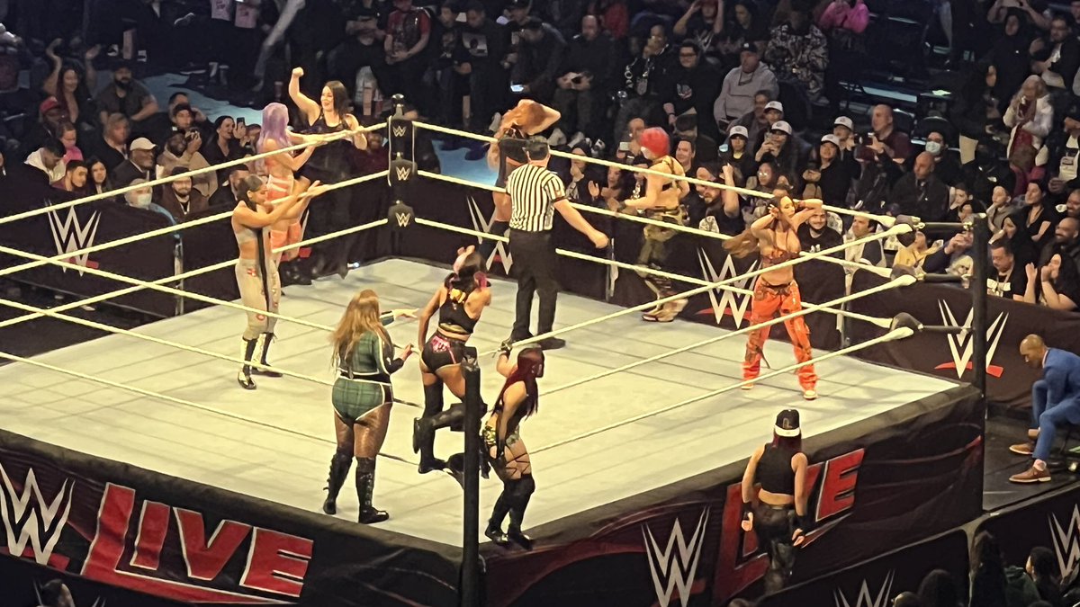 Girls starting 💅🏻 #WWEMSG