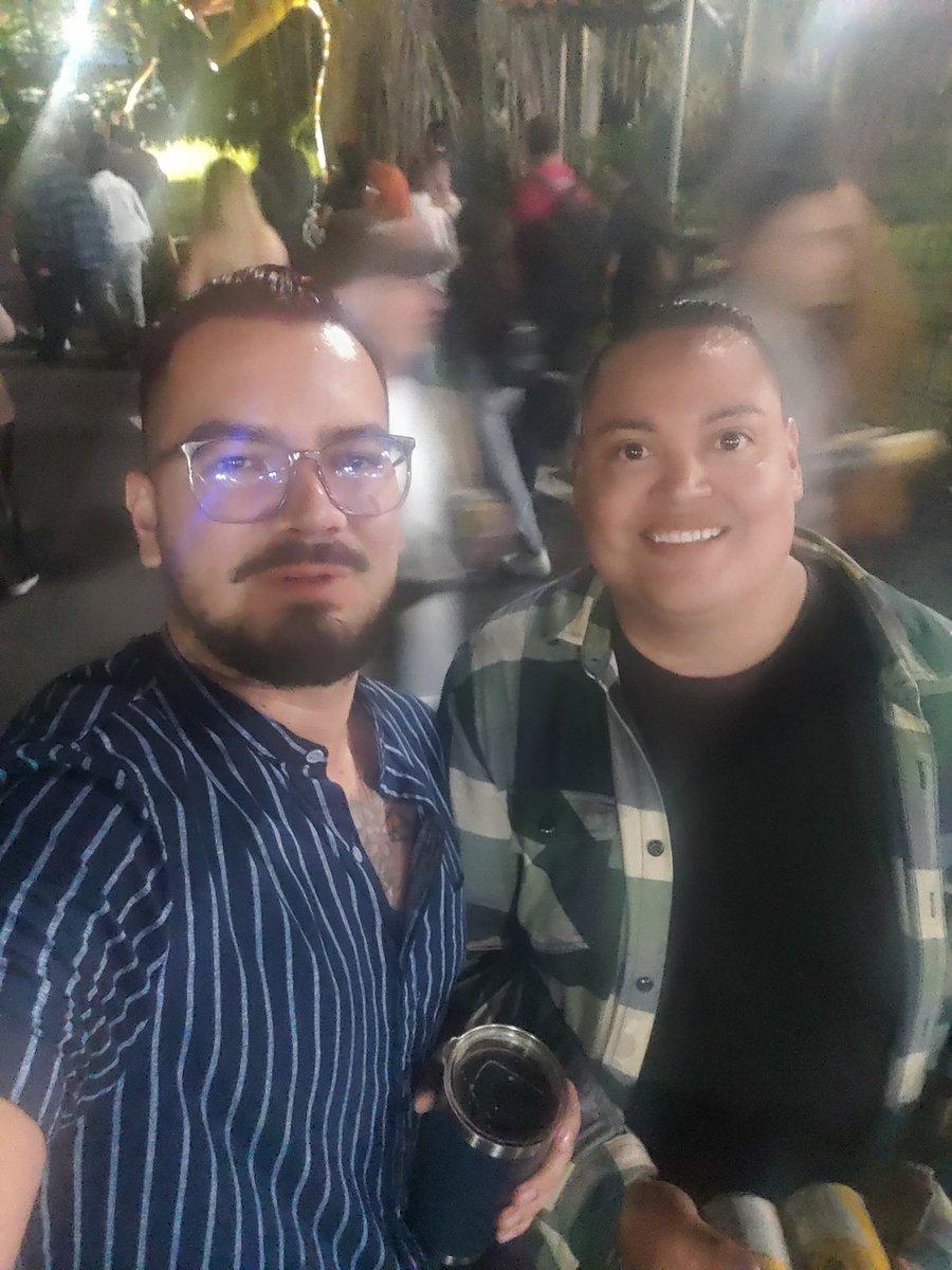 __aaron92's tweet photo. Anoche tuve el honor de encontrarme a este crack @baeza90 🤘 https://t.co/RjdPJlC2LS