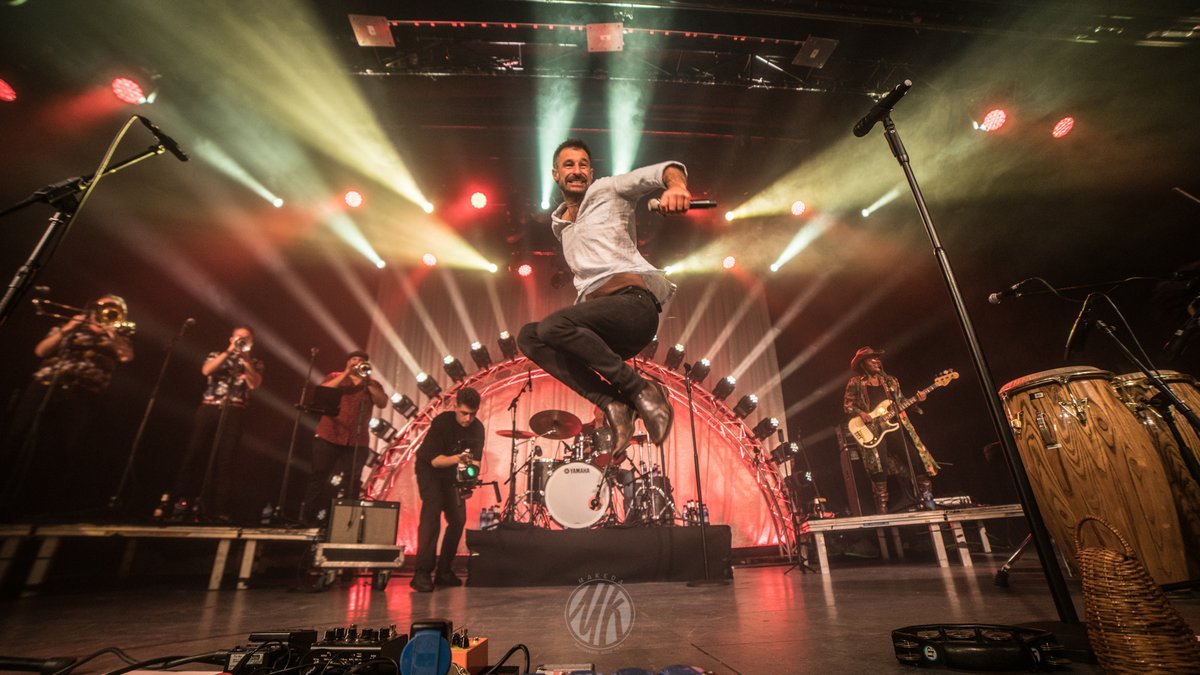 VerdaderaLocura's tweet photo. Que la música tiene la capacidad de curar es un hecho, y más si es la de @thecatempire 😻 La banda aterrizó en la @LaRivieraSala y nosotros no quisimos perdernos la cita del viernes, en la que estuvieron acompañados por #StephStrings ❤️🔥 ➡ https://t.co/aujim82cuB
📷 @AMakedaMk https://t.co/KJlXSkDYMN