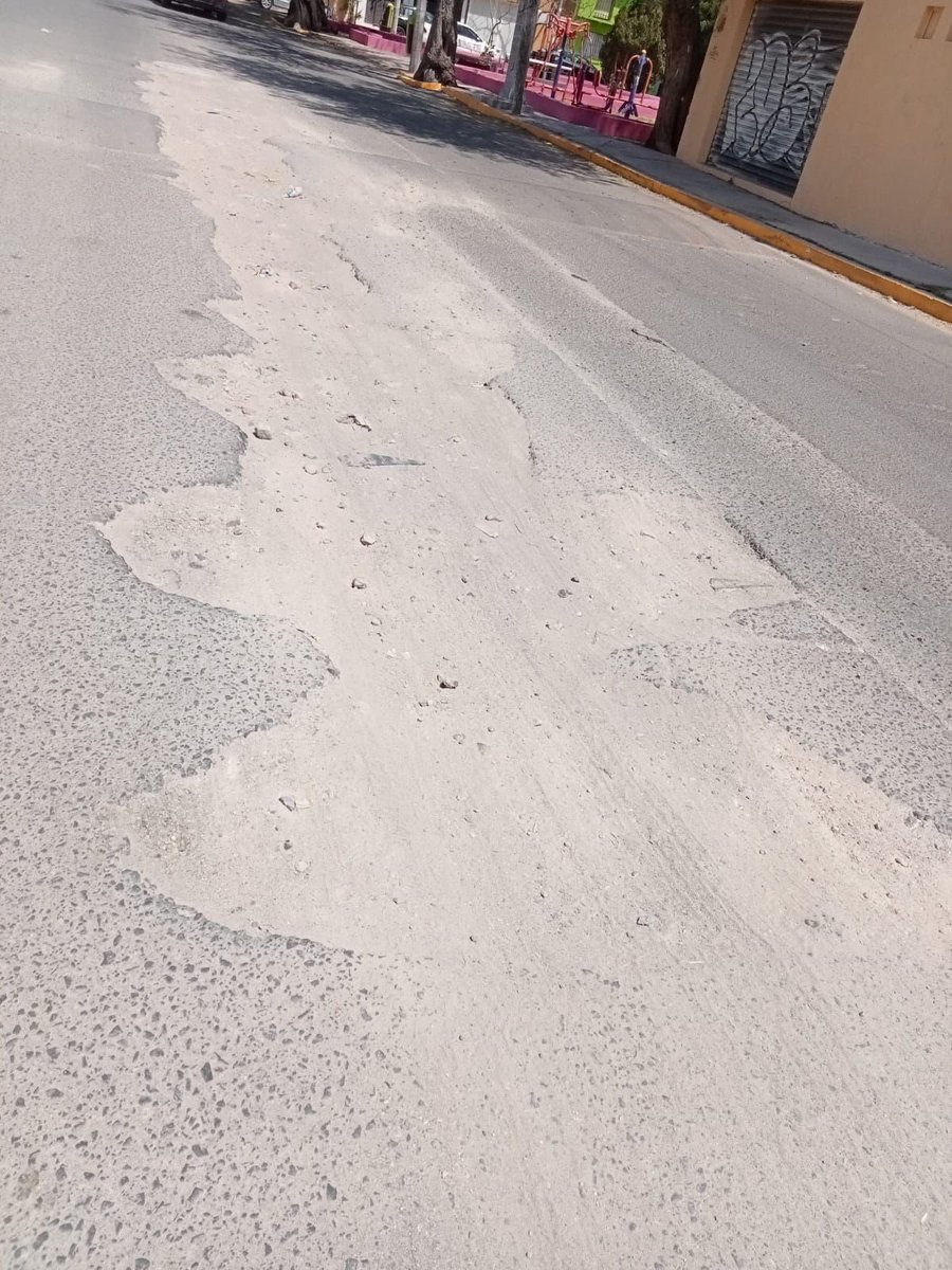 angel2987's tweet photo. @cea_qro Favor de realizar bacheo en la colonia Jardines Del Valle entre paseo de la aurora y jardín del Ángel ya que hace 3 meses taparon una fuga de agua y dejaron baches. Se anexan Evidencias. https://t.co/uGV4F5AOk0