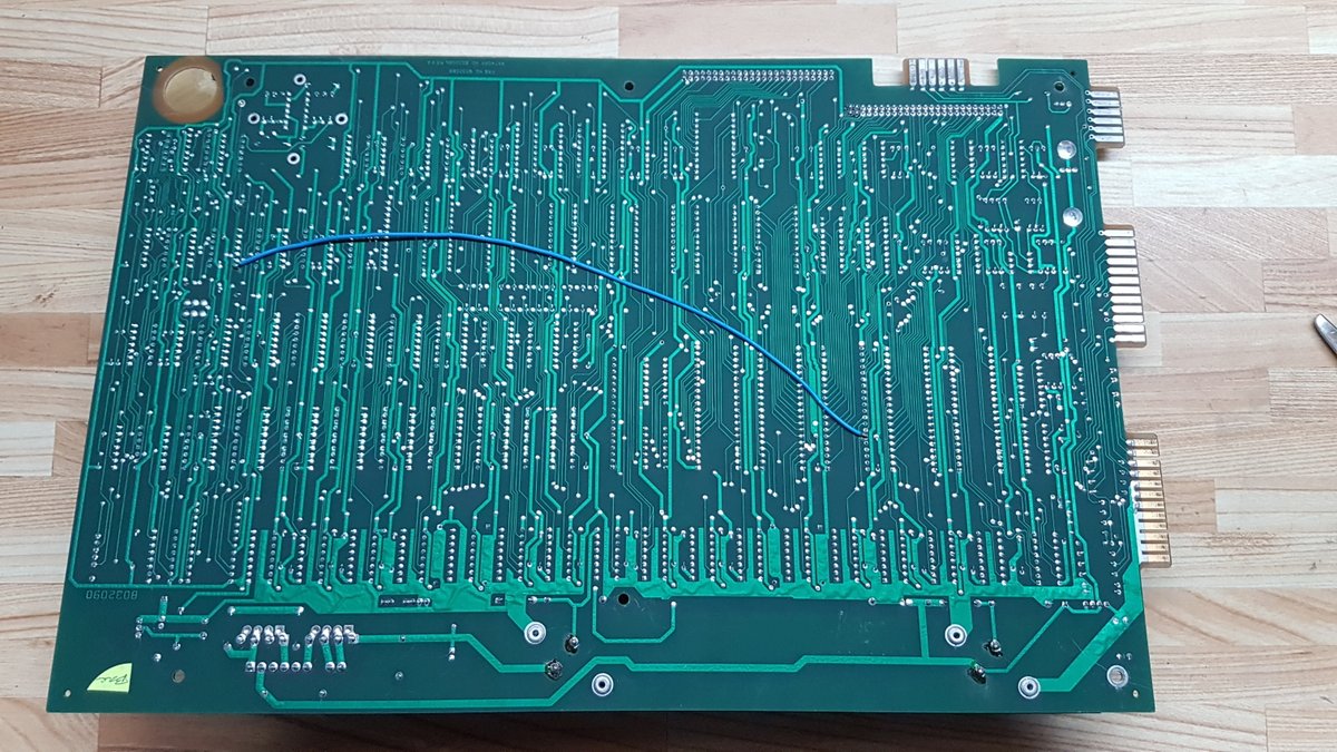 AndrewsTechBrk's tweet image. Underside of the PET board looks good.  Looks like the regulators were reworked but not recently.  Odd bodge wire though.  From Pin 35 of the 6502 to Pin 1 of an SN74LS393N in UD3. Isn’t Pin 35 “NC”?  Why?
#retrocomputing #commodore #commodorepet #commorecbm