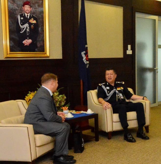 Great to chat with 🇧🇳 Police Commissioner Dato Irwan. He was impressed with 🇦🇺 support for @ASEAN security, including via @AusFedPolice cooperation with the ASEANAPOL law enforcement agency to counter narcotics, terrorism, cybercrime & child sexual exploitation. #policediplomacy