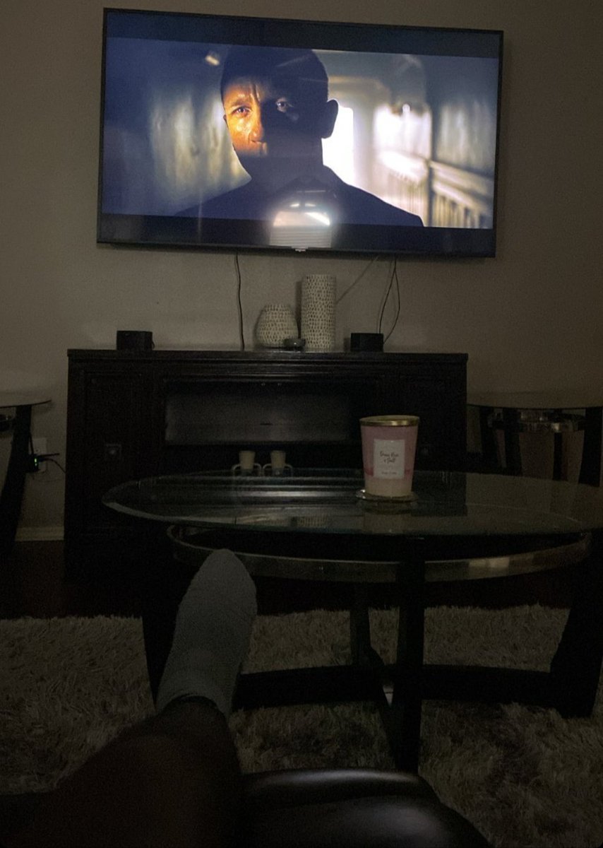 mannyfont69's tweet photo. Feet up relaxing it's my house 🏡 in I live here https://t.co/zNljLi1vbr