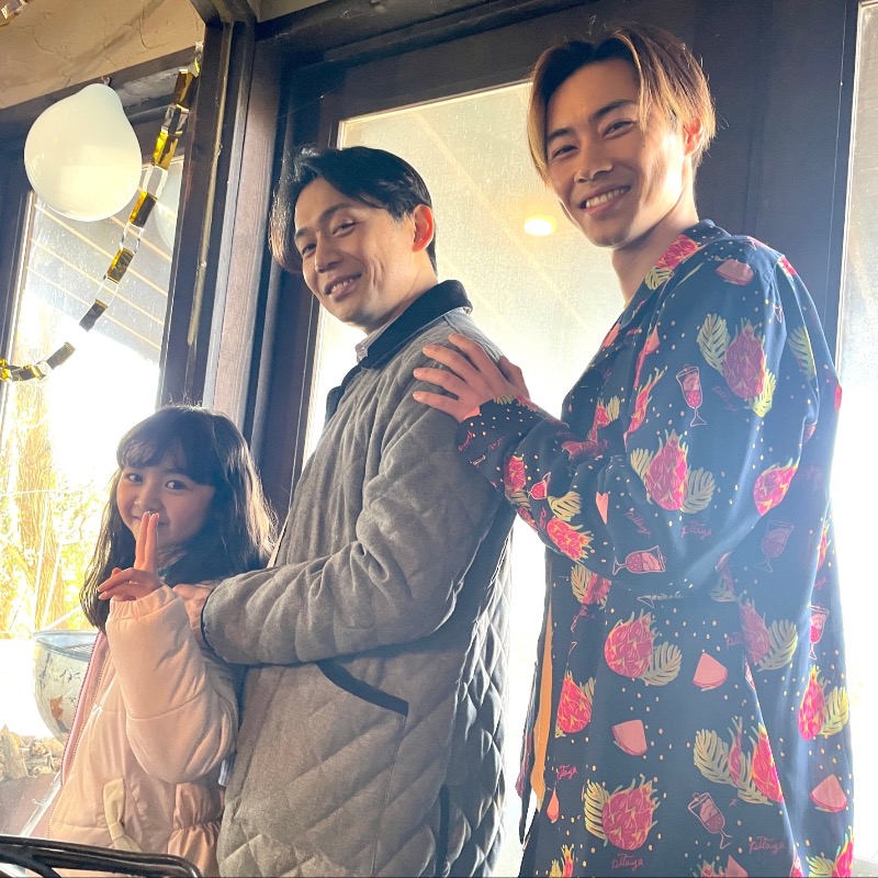 liaison_ex's tweet photo. #リエゾン日誌📘

川島さん（#戸塚純貴）と
最終回に登場した
治（#岡田義徳）＆悠里（#浅田芭路）親子💫

この親子にまた会える
#リエゾン 最終回は現在【無料配信中】です✈️
　↓          ↓           ↓