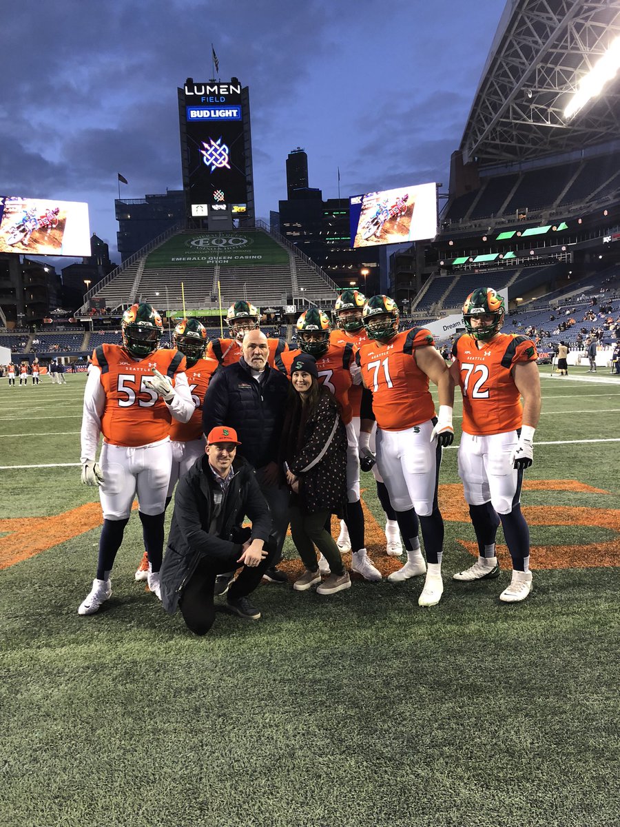 BlackboxOw's tweet photo. @XFLSeaDragons Coach and the O-Line ! https://t.co/EOilai2XYI