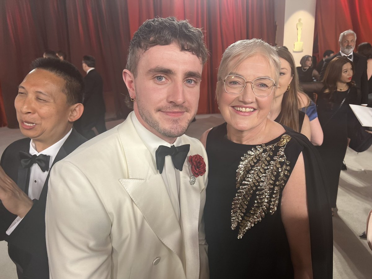 Paul Mescal: “It’s a dream come true to bring your mum to the Oscars!” Today, his sister posted a video of him jumping in bed, giddy: “It’s been like that the last couple of days! Minus a few hangovers.”