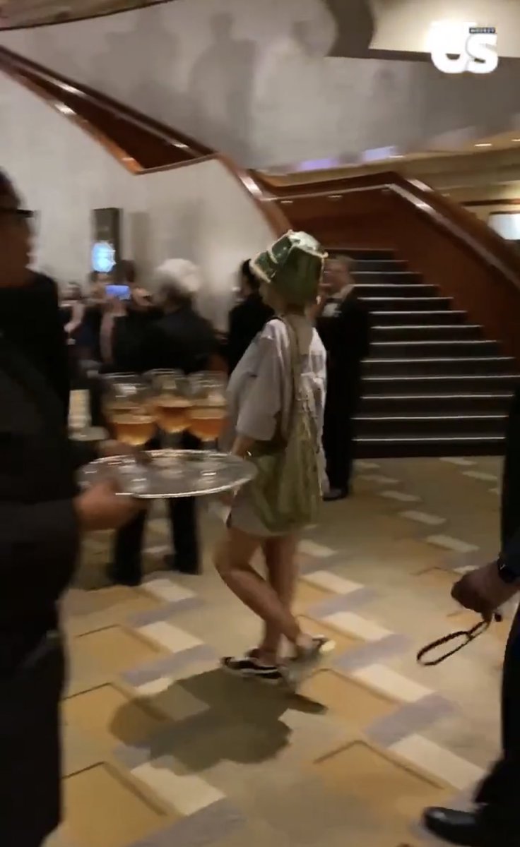 _elan_'s tweet photo. Rihanna llegó en tenis y bucket hat a los #Oscars La amo y me representa 👟🤩🤣

#Oscars #Oscars2023 #PremiacionesTNT https://t.co/vCGQnutsdR