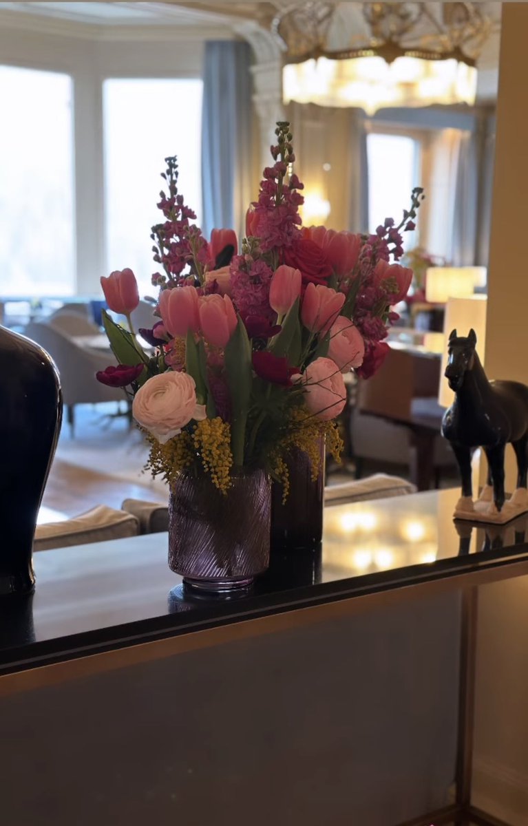 beatriuber's tweet photo. Estas flores son las más lindas que me han regalado 💐 … preciosa tarde de Domingo🌷 https://t.co/HU5FctoU4c