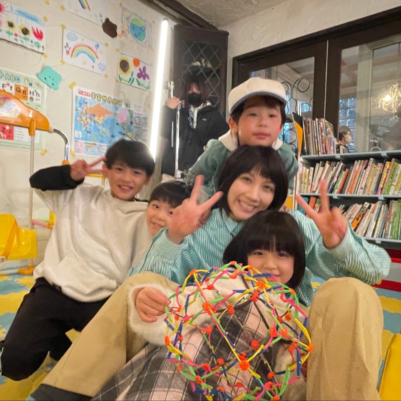 liaison_ex's tweet photo. #リエゾン日誌📓

キッズルームにいた
志保先生（#松本穂香）と
最終回に登場した優実（#加藤柚凪）＆陽太郎（#加藤矢紘）姉弟と、雄大（#佐藤一和）、樹（#天海塁）🍀

無邪気な子どもの様子が伝わる1枚です✨

【最終回無料配信中】⏰
　↓        ↓        ↓