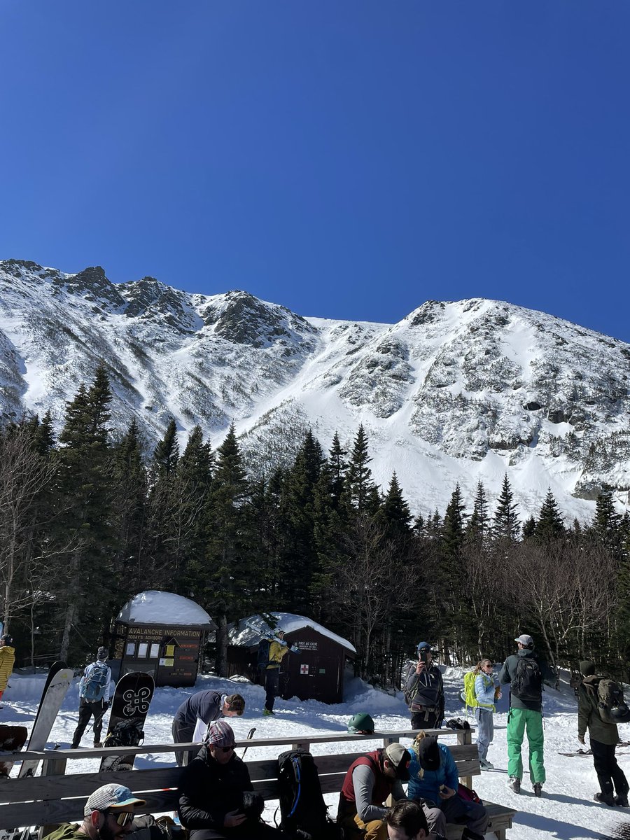 ssutner's tweet photo. We had this view for lunch today #tucks #Sherbie #alpinetouring #skithewhites #hikethewhites #skinthewhites thanks @Blizzardski @RoxaBoots #folkrm https://t.co/TIIVHmIRLW