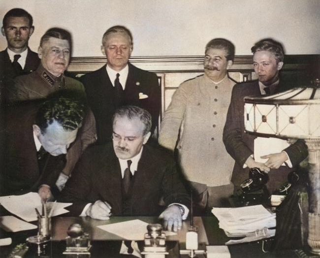 chronicle_2010s's tweet photo. 1939【独ソ不可侵条約】
ポーランド侵攻を目論むヒトラーは英仏とソ連の対独軍事協定交渉を警戒しソ連に接近。スターリンはドイツを選択し1939年8月独ソ不可侵条約締結。調印者はリッペンドロップ、モロトフの独ソ外相。秘密協定でポーランド分割と東欧の勢力圏を決定。https://t.co/S6x4aG1WL9