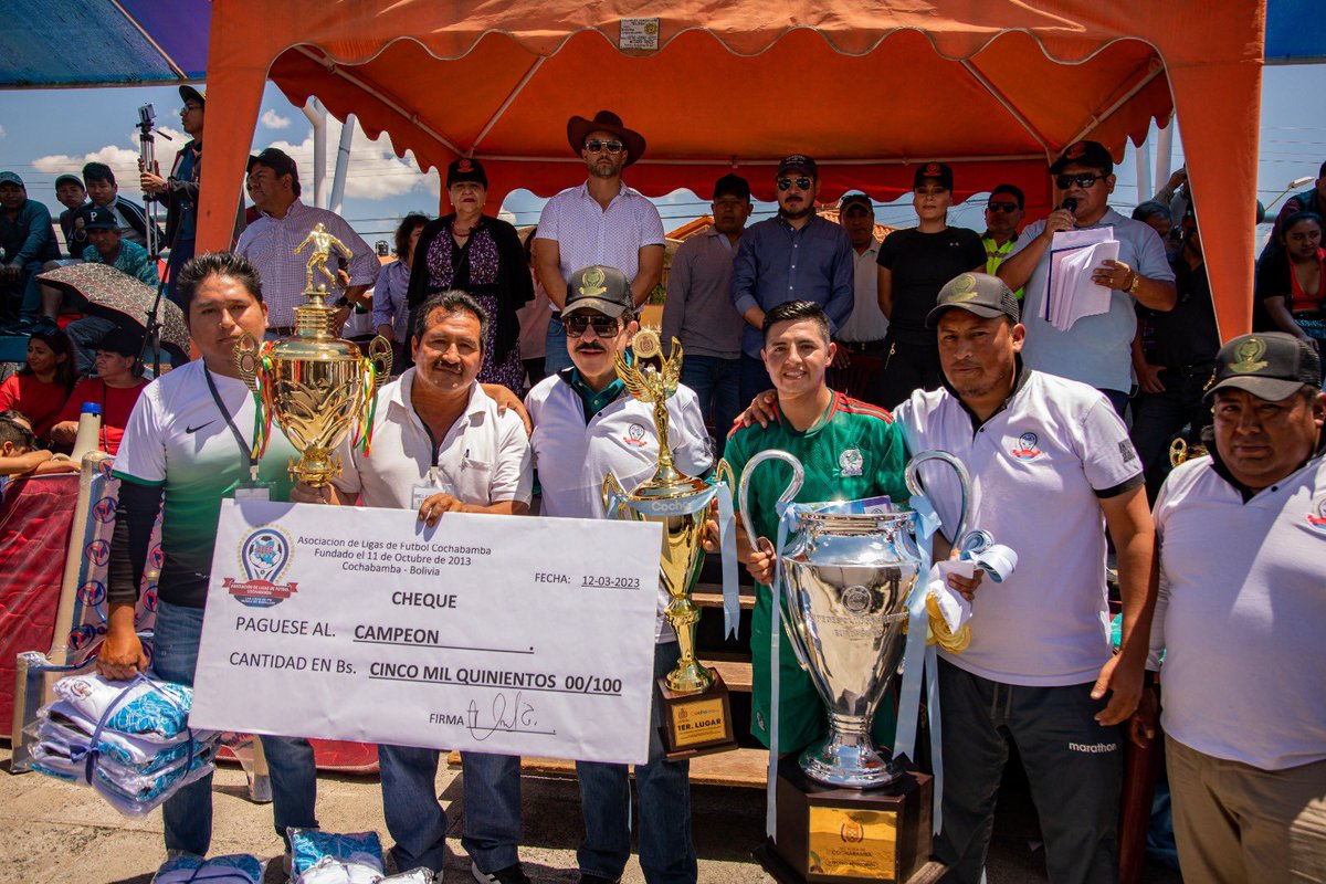 gam_cochabamba's tweet photo. 📍#AlcaldíaInforma| ¡Apoyamos el deporte! Participamos en la clausura del Campeonato de Fútbol Interligas “Cap. Manfred Reyes Villa” donde participaron 36 equipos de Cochabamba. ⚽️El Alcalde @ManfredBolivia entregó la copa rotatoria al equipo Club Punata F.C.🏆 https://t.co/SVJ9chgMwF
