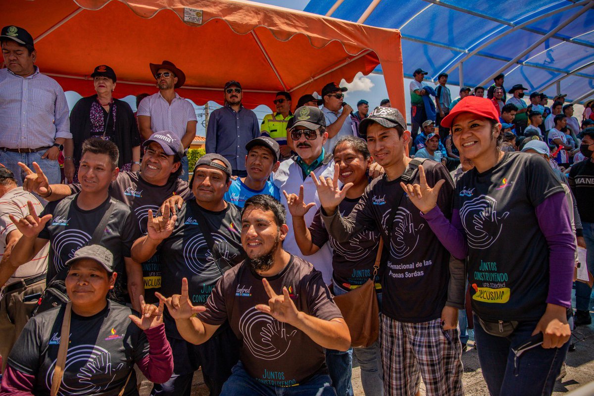 gam_cochabamba's tweet photo. 📍#AlcaldíaInforma| ¡Apoyamos el deporte! Participamos en la clausura del Campeonato de Fútbol Interligas “Cap. Manfred Reyes Villa” donde participaron 36 equipos de Cochabamba. ⚽️El Alcalde @ManfredBolivia entregó la copa rotatoria al equipo Club Punata F.C.🏆 https://t.co/SVJ9chgMwF