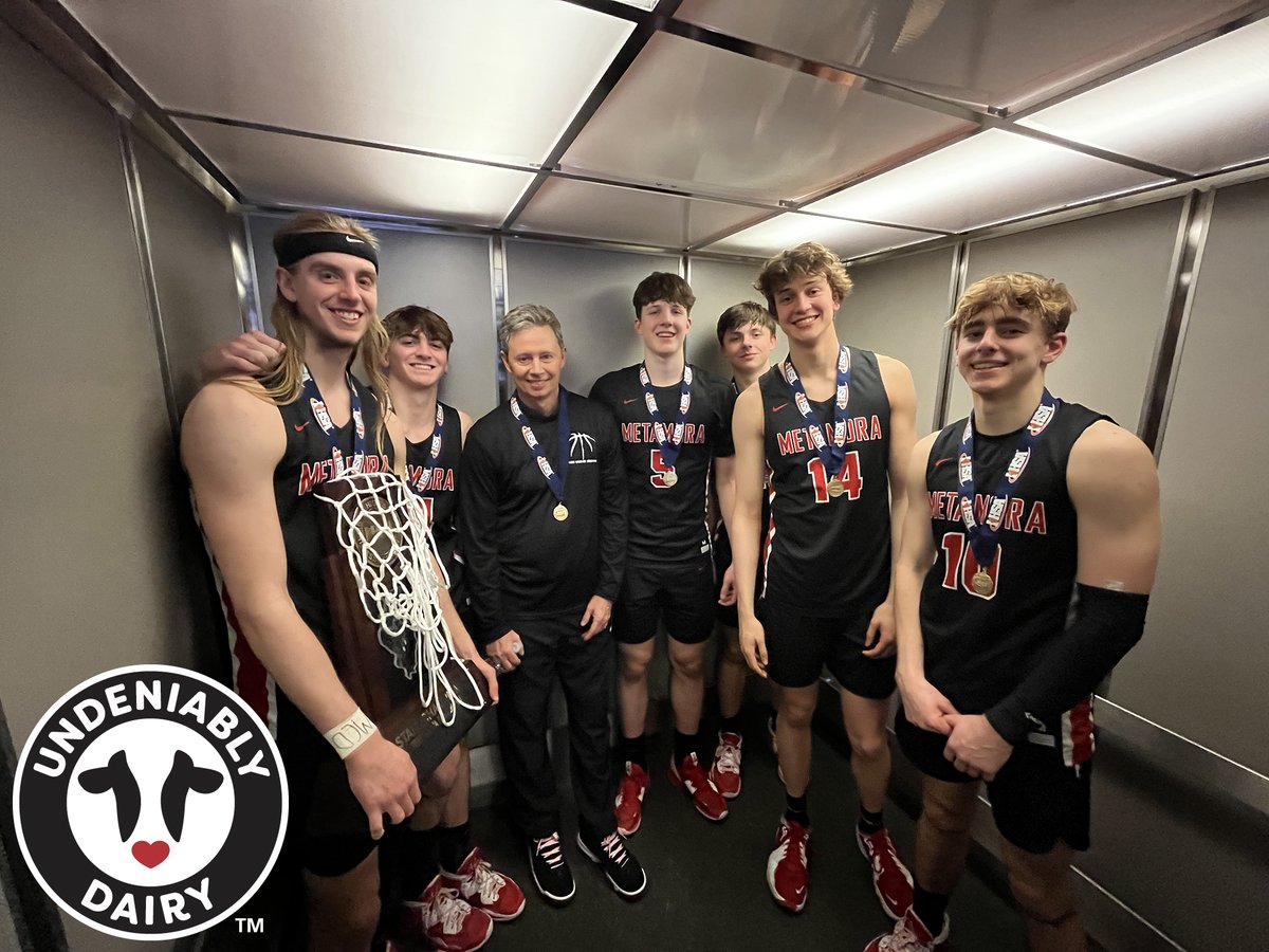 🏀🏆 Metamora captured the 2⃣0⃣2⃣3⃣ #IHSA Boys Basketball State Championship in Class 3⃣A!!! 🐮 Championship smiles brought to you by Undeniably Dairy and Midwest Dairy 🥛
