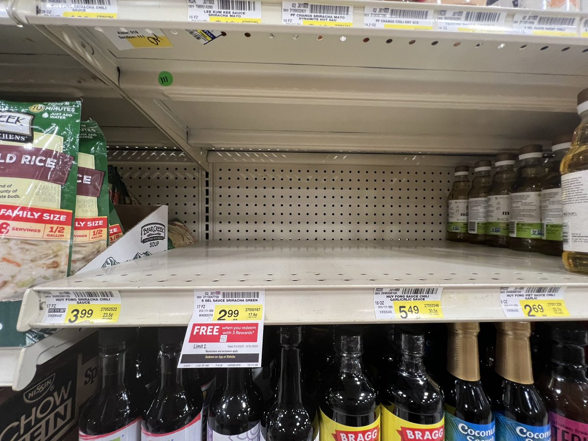 tvdanielb's tweet photo. Is there a #Sriracha shortage I don’t know about 🤔 https://t.co/X9bBexDQh4