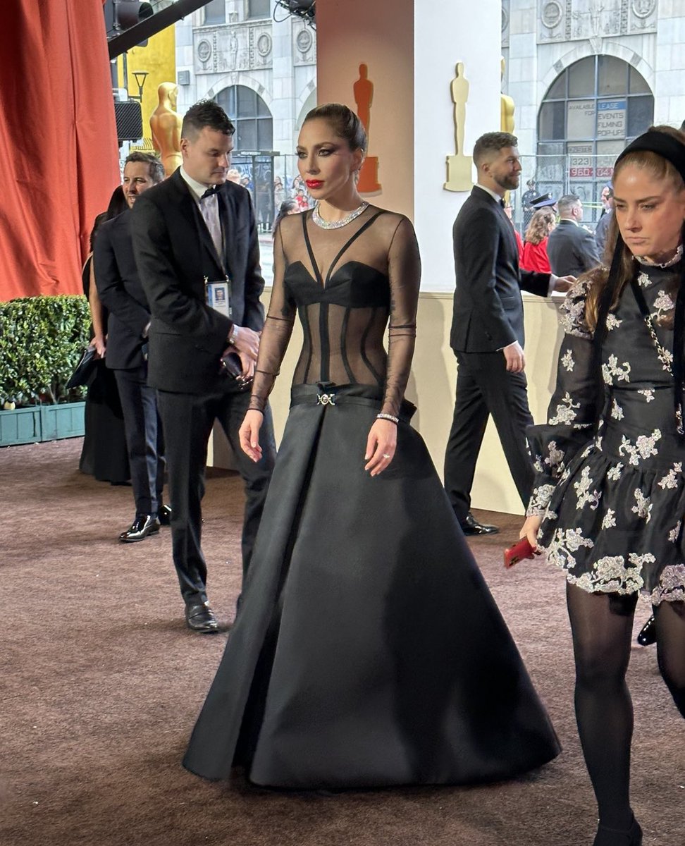 babyloniaan's tweet photo. OMG LADY GAGA HAS ARRIVED #Oscars https://t.co/c5XikzWGN6