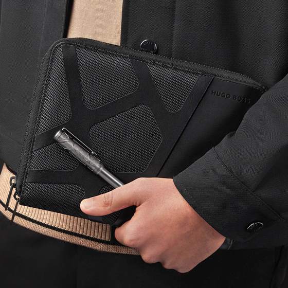 b2bgifts's tweet photo. Hugo Boss 2023 ICONIC collection catalogue is ready to download at 

https://t.co/KVDQJT9OF6

#hugoboss #boss #beyourownboss #catalog #catalogue #2023collection #iconic #corium #nitor #loop #stream #cloud #gearribs #gearpinstripe #gearicon #label #contour #formation #icon #triga https://t.co/UYUdxU6wtf