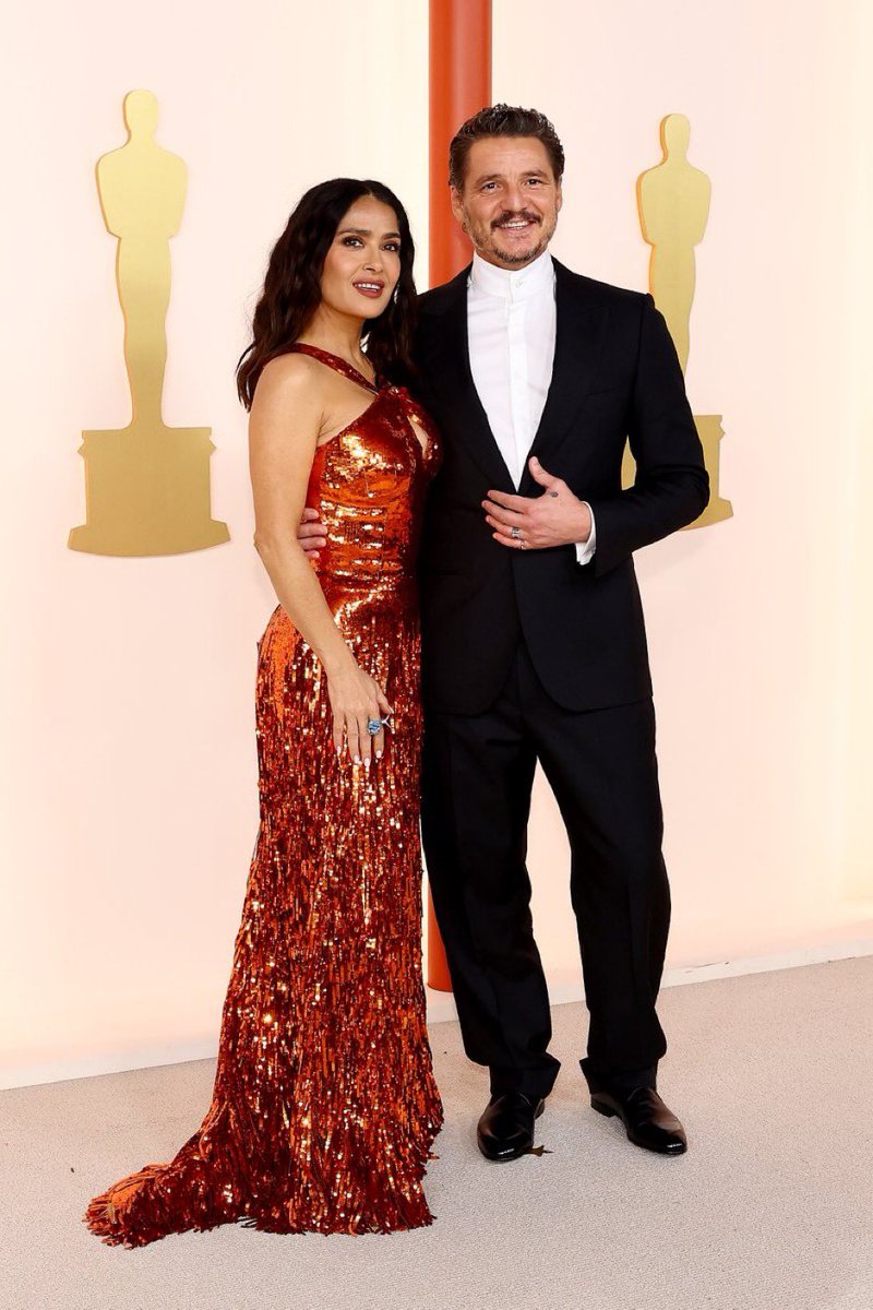 KirstenValk's tweet photo. Power couple! #selmahayek #pablopascal #oscars #redcarpet … There you go Peter! I love the orange color! https://t.co/snb1X1SkWe