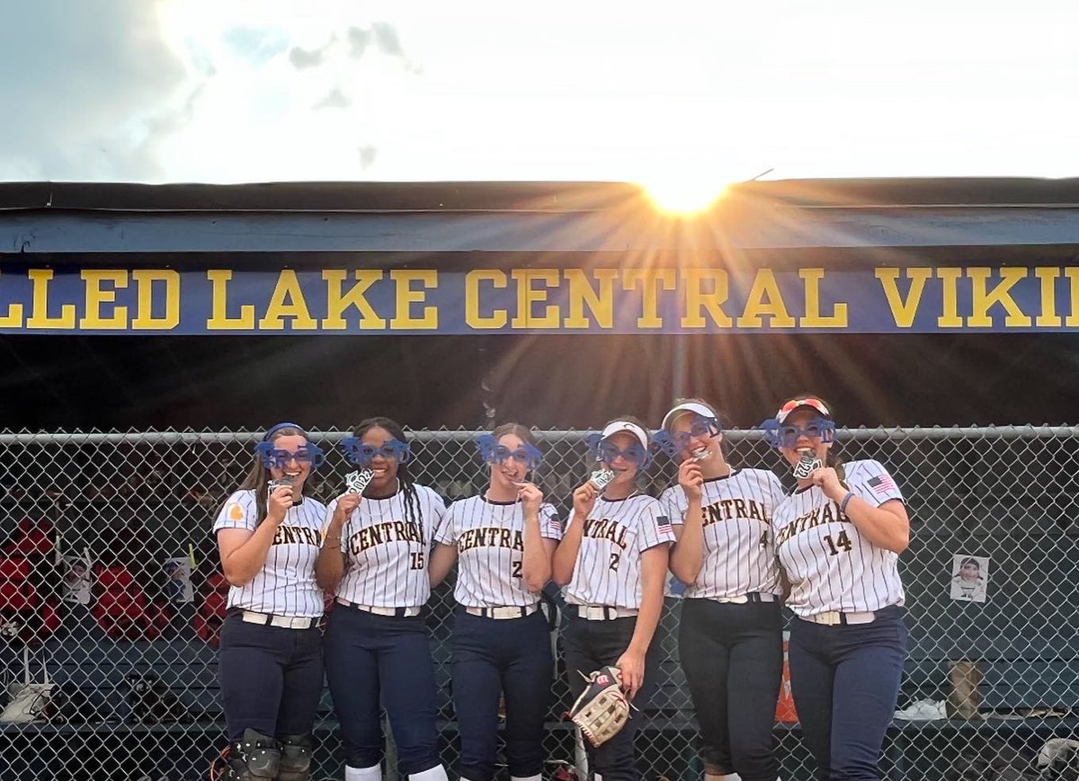 Tomorrow is the day!! Tryout day 1️⃣ is in the main gym from 2:30-4:30! Make sure you have an up-to-date physical and appropriate softball clothing! Bring your friends!!! 💛💙🥎💪🏼🔱

<a href="/WLCentralHS/">Walled Lake Central High School</a> <a href="/WalledLkSchools/">Walled Lake Schools</a>