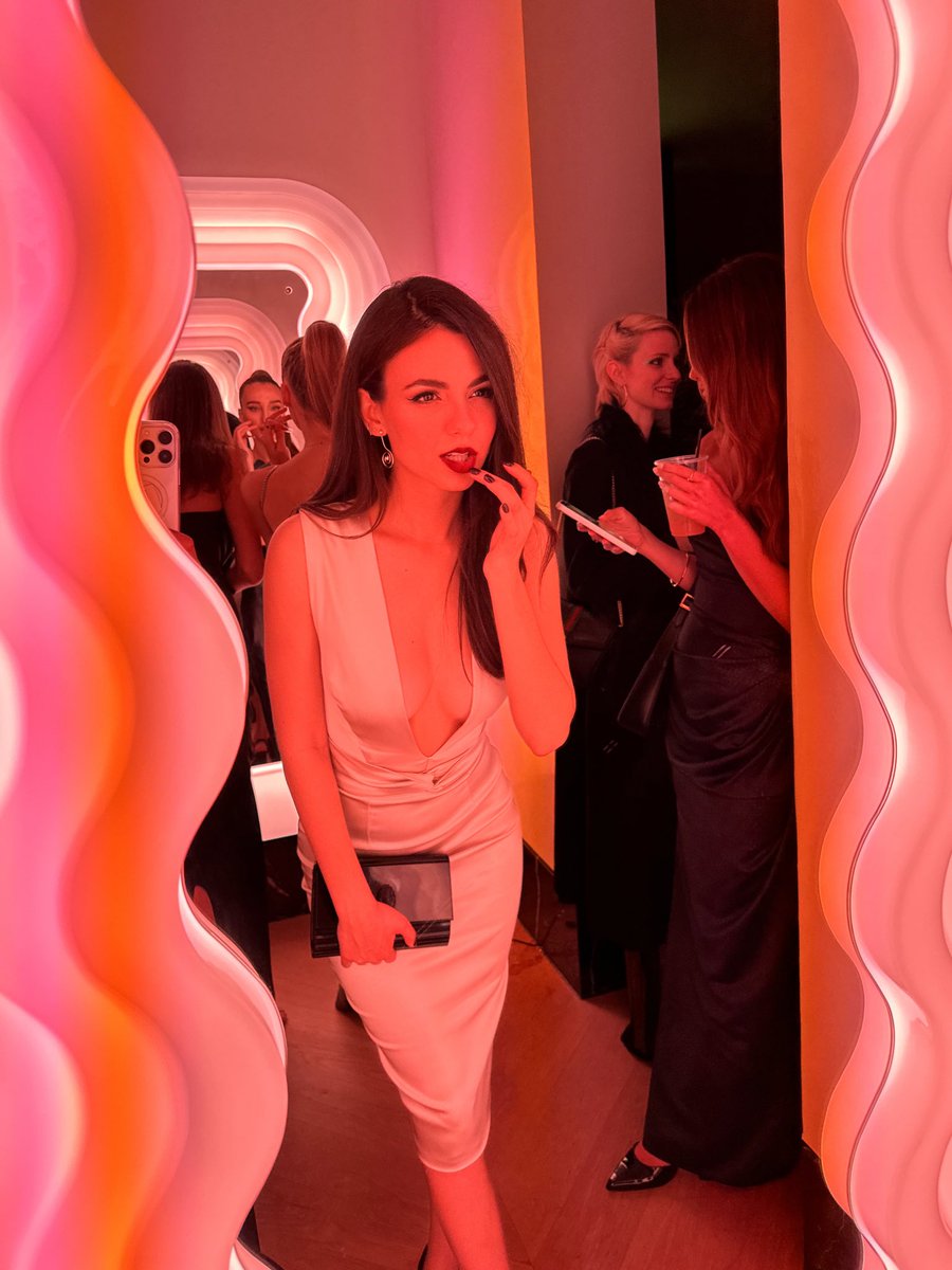 VictoriaJustice's tweet photo. Night on the town w/ Kat ✨💋 https://t.co/IUuh9edWEr
