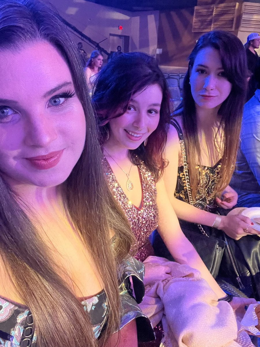 lisafremder's tweet photo. #FullSailOscars 🌸💕 https://t.co/JYpIGEna1V