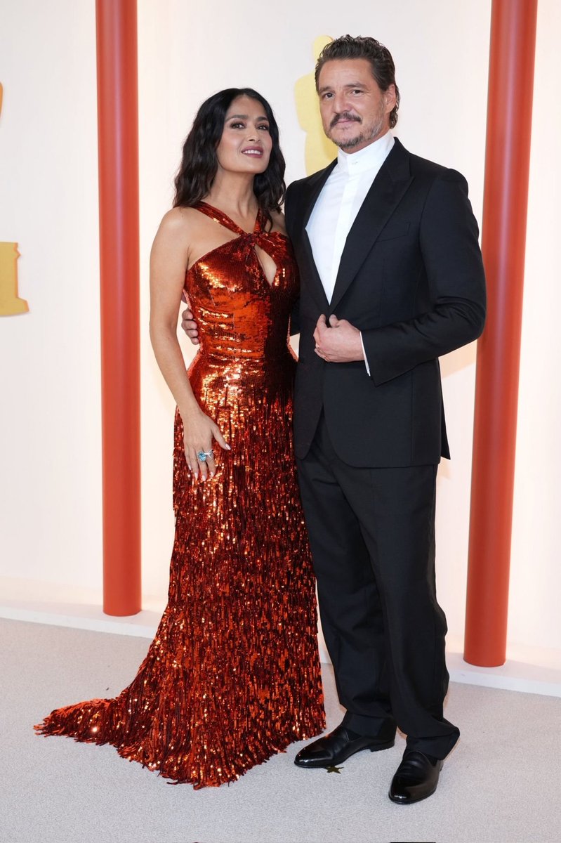 shannonlada's tweet photo. MI GENTE LATINO.

Pedro Pascal y Salma Hayek en la alfombra champagne de los Oscars 2023. #Oscars https://t.co/33SLFea5KW