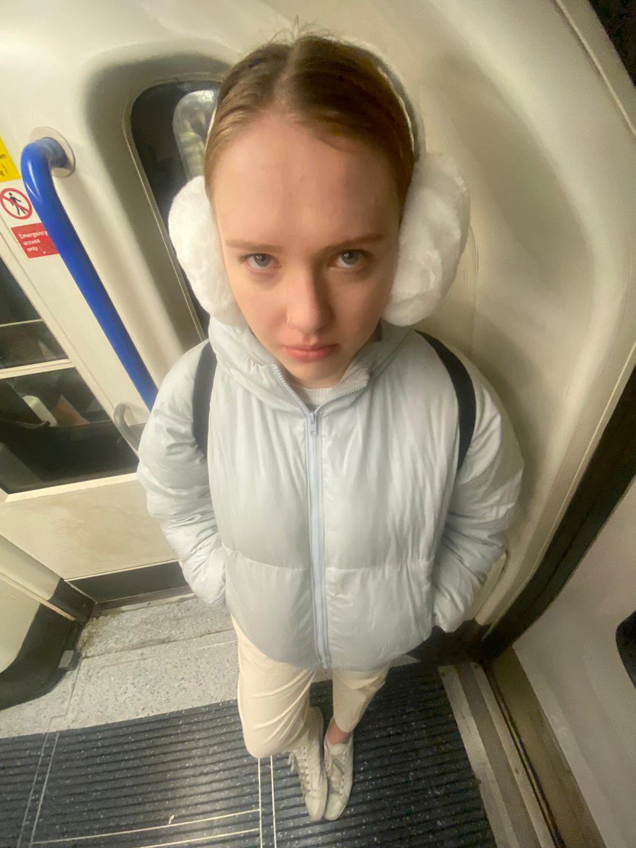 mell0n_'s tweet photo. pics i take of her vs pics she takes of me @emskearns https://t.co/63U2yktD73