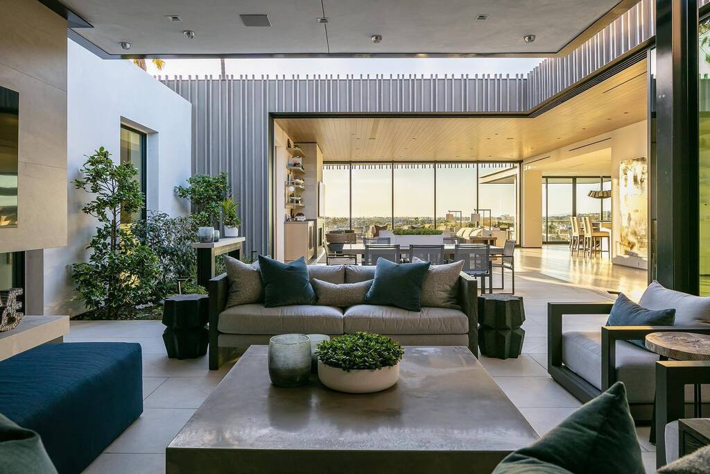 BrandonArchitec's tweet image. •Big, big fans of when the outside blurs right into those indoors!• #brandonarchitects

__________________________
Builder: @spinnakerdevelopment 
Interior: @details_a_design_firm 
Lens: @ryangarvin instagr.am/p/CptQF-VPZQn/