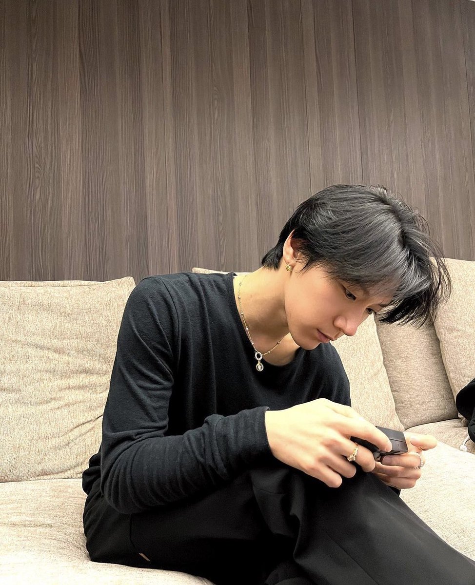 december_ty's tweet photo. พูดแบบไม่ชิปเลยนะพี่แทยงซื้อแหวนเป็นของขวัญวันเกิดให้เตนล์แน่ๆ 26กพ.พี่แทยงไปช้อปchrome heartsที่ญปแล้วน้องเตนล์ไม่เคยใส่แบรนด์นี้เลยพึ่งจะมาใส่แล้วมันจะมายังไงถ้าพี่แทยงไม่ซื้อให้คนนี้เค้าชอบchrome heartsสุดๆมีทุกคอลแล้วน้องเตนล์ใส่ติดตัวมาตั้งแต่เกาหลีนะ #taeten https://t.co/k7SFAMQV7x