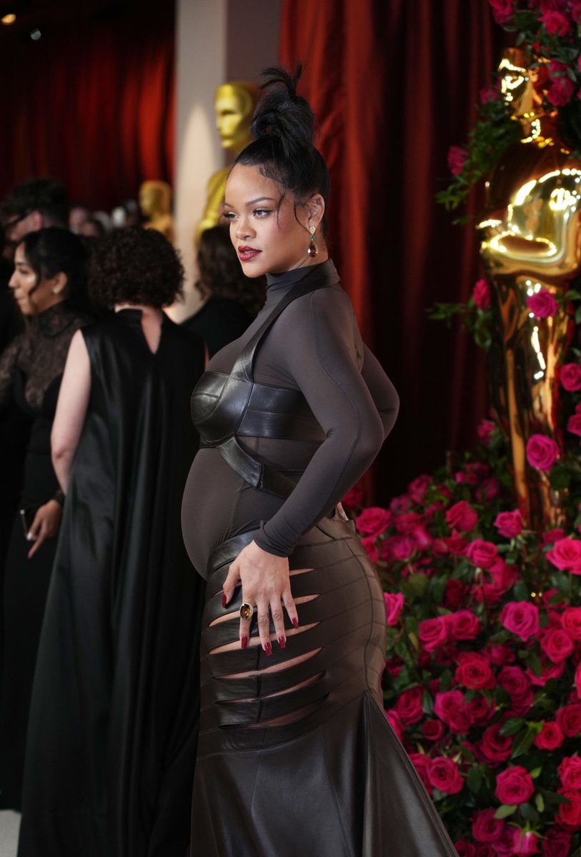SinnamonCouture's tweet photo. Rihanna #Oscars #Lifemeup https://t.co/iV3fu7g3Im