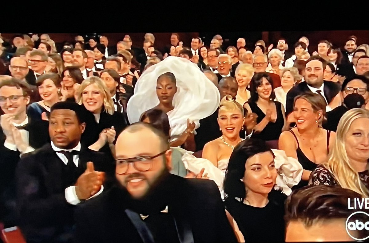 …but honey, what if you block the view of whoever’s behind you?
#fuckem
#Oscars #Oscars2022 #AcademyAwards