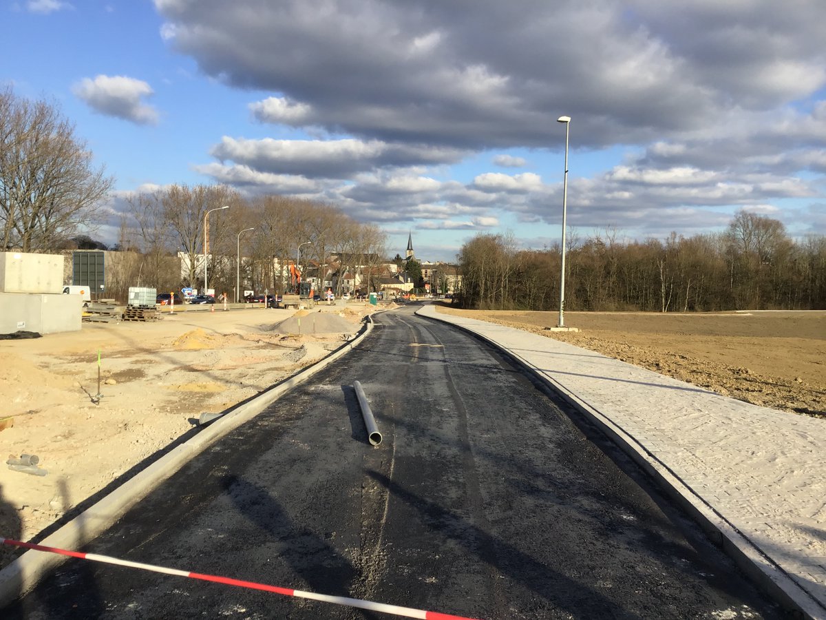 alechat1's tweet photo. Petites nouvelles de l'évolution travaux av. Hector Henneau:
La piste cyclable entre la #F202 & la sortie du R0 est terminée et ouverte depuis la semaine dernière.
(📷 datent de 2 semaines)
Piste super large et confortable.
Vivement la fin des travaux.
https://t.co/Zvu7hz9Ppv https://t.co/1mht834SJL