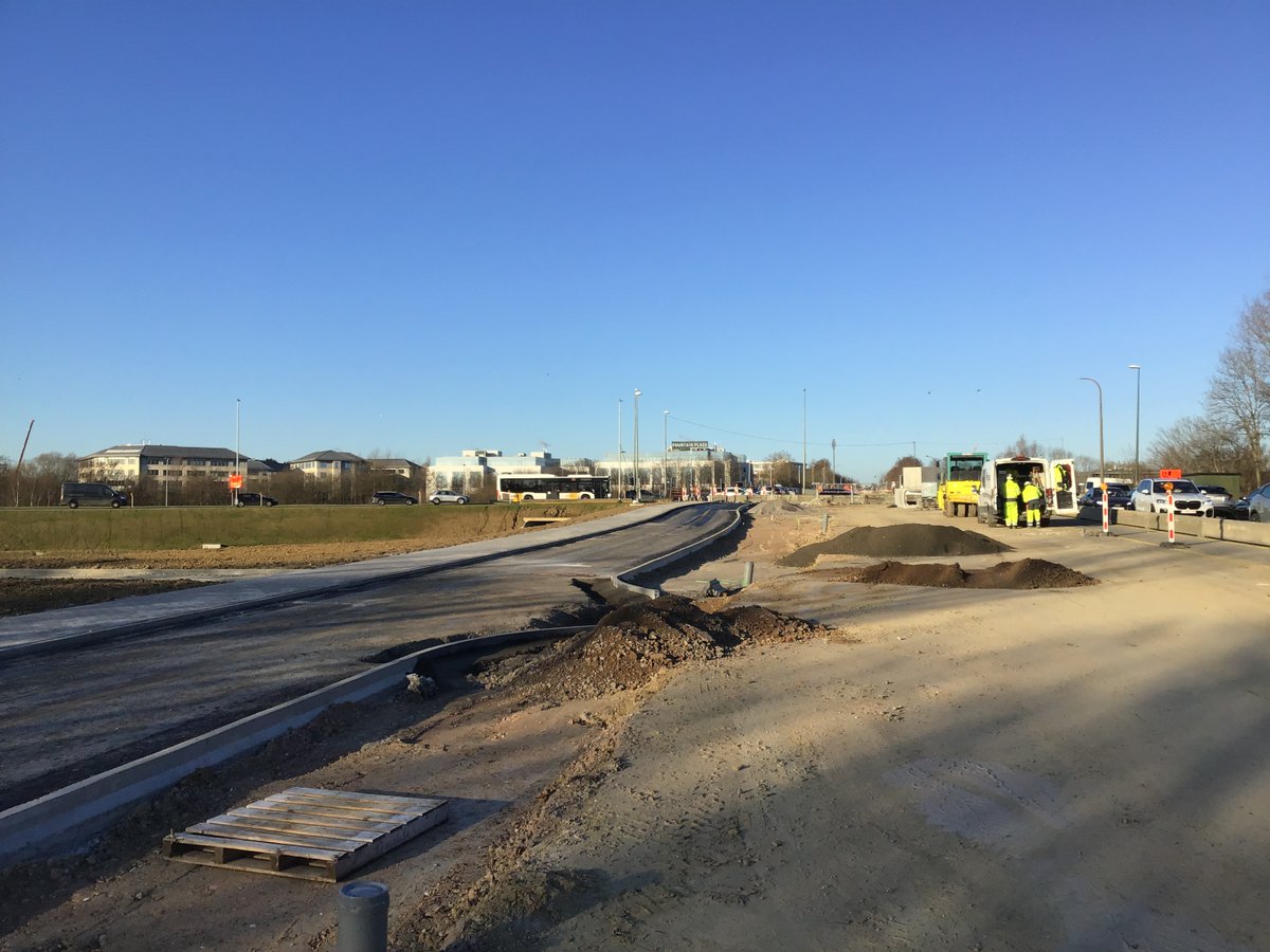 alechat1's tweet photo. Petites nouvelles de l'évolution travaux av. Hector Henneau:
La piste cyclable entre la #F202 & la sortie du R0 est terminée et ouverte depuis la semaine dernière.
(📷 datent de 2 semaines)
Piste super large et confortable.
Vivement la fin des travaux.
https://t.co/Zvu7hz9Ppv https://t.co/1mht834SJL