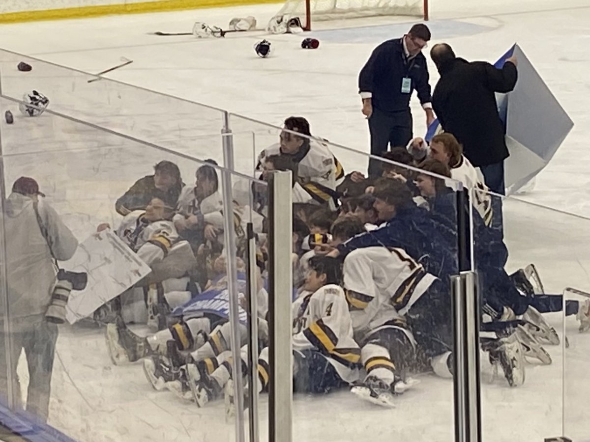 jdbillscnzm's tweet photo. A fabulous day &amp; season! Congratulations ⁦@wgwildcathockey⁩ for representing our community &amp; showing hard work &amp; commitment pay off! Well done, Wildcats! ⁦@WGAthletics⁩ ⁦@WestGeneseeCSD⁩ https://t.co/czb6S211dg