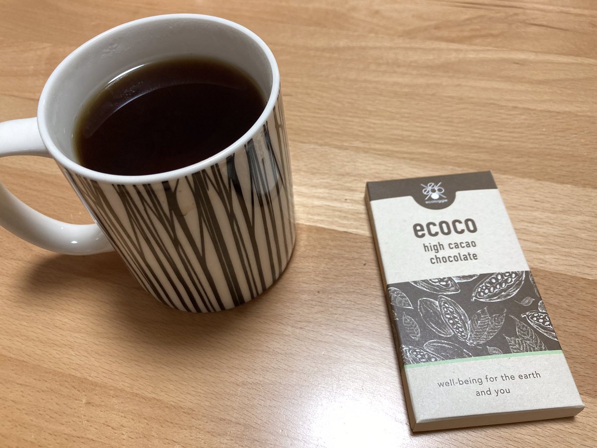 Ko_Honam's tweet image. 家族がクラファン支援してくれた返礼品として自宅に届いてたコオロギチョコ「ecoco」を朝コーヒーのお供に。

中の人だけどずっとカンボジアにいたんで実食するのは初めて(チョコ製造は日本なのでw)。

普通に美味しいカカオ70%チョコ+かすかに粒々感あり。

家族にも好評でした！

#ecoco
#エコロギー