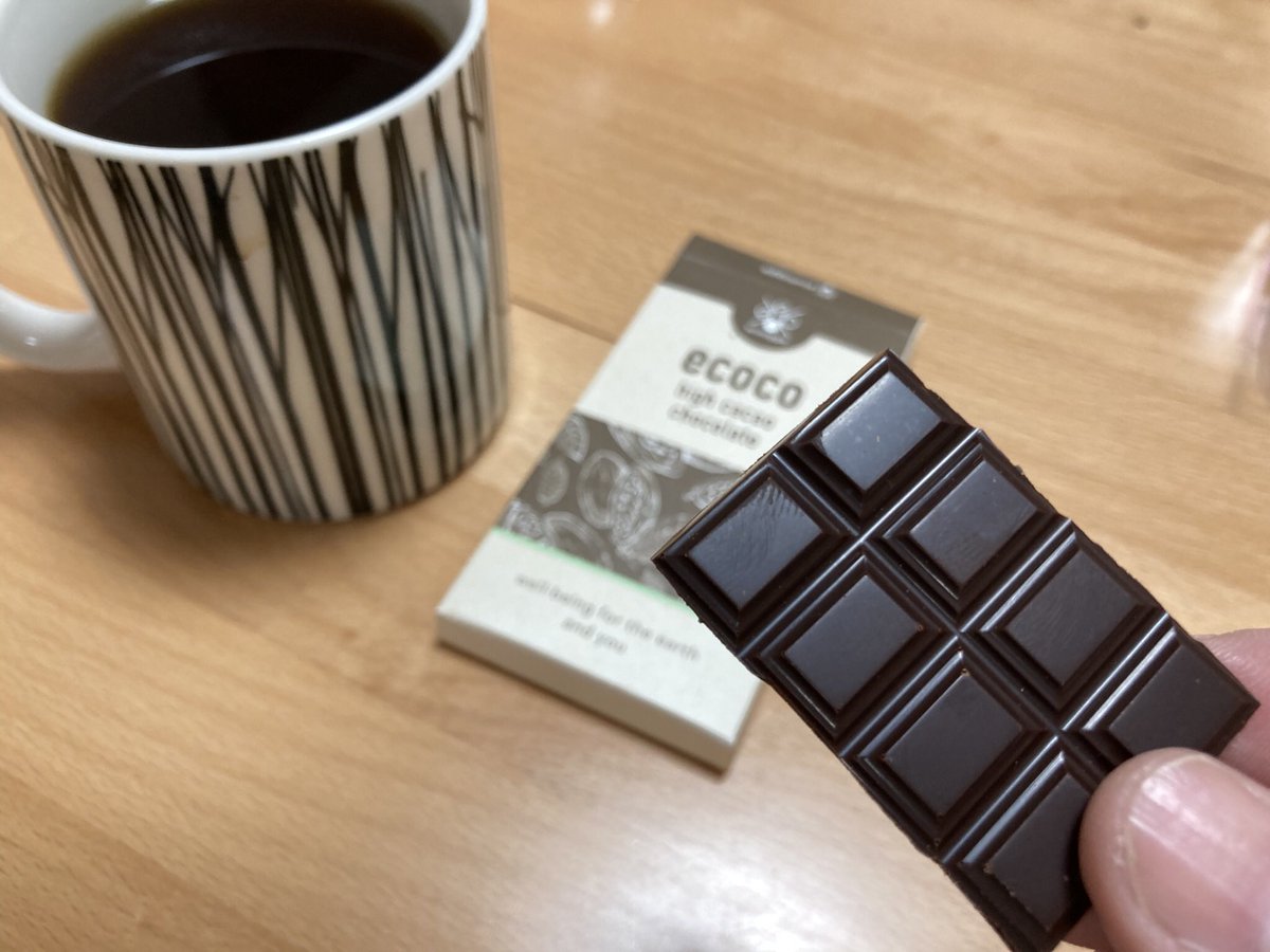 Ko_Honam's tweet image. 家族がクラファン支援してくれた返礼品として自宅に届いてたコオロギチョコ「ecoco」を朝コーヒーのお供に。

中の人だけどずっとカンボジアにいたんで実食するのは初めて(チョコ製造は日本なのでw)。

普通に美味しいカカオ70%チョコ+かすかに粒々感あり。

家族にも好評でした！

#ecoco
#エコロギー