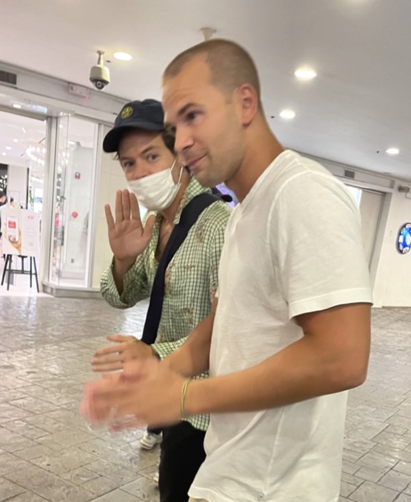 hsdaily's tweet photo. Harry out in Manila recently! (via gemgen_) https://t.co/QDxpo8jOsw