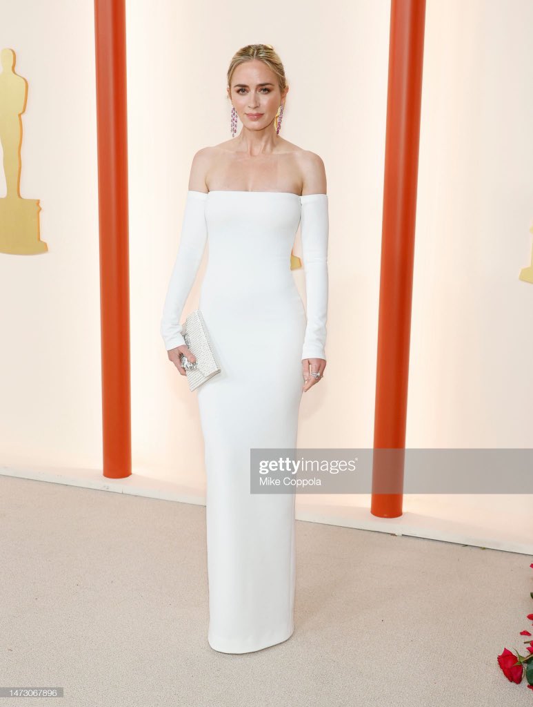 johannamelendem's tweet photo. Emily Blunt, así es que se lleva un vestido blanco. Todo el look es un 10👏🏼👏🏼 #Oscars https://t.co/CK7lV7j6tz