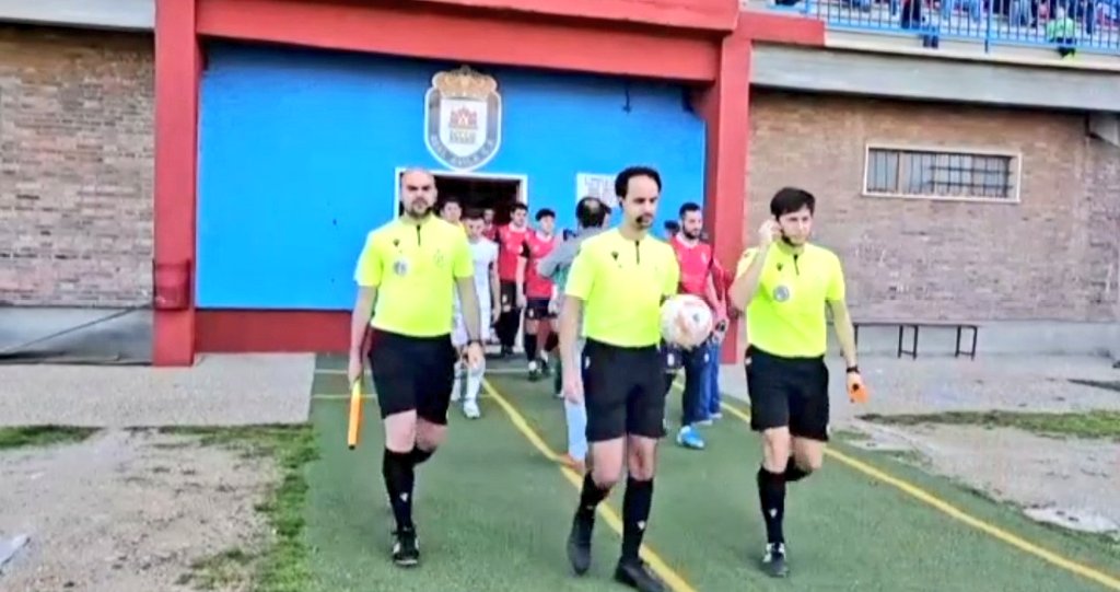 👏 No quería dejar pasar por alto el gran arbitraje protagonizado por Javier Gutiérrez Garrote, Omar Esteban Bergaz y Jesús Mansilla Barrientos en la tarde de ayer en el Adolfo Suárez.

👀 Primera vez en mucho tiempo que el Adolfo Suárez despide con aplausos a los árbitros.