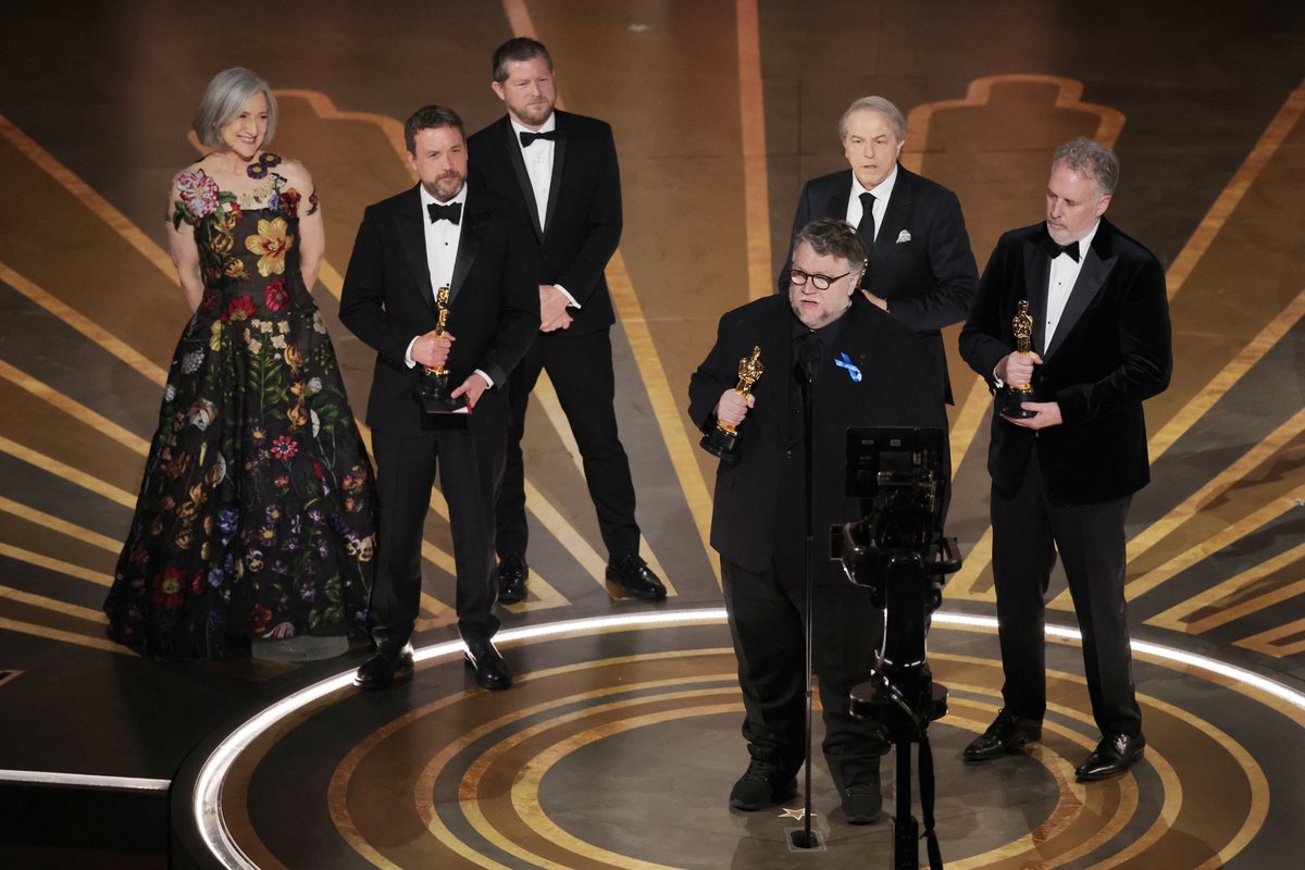 TelemundoNews's tweet photo. 🎞 La cinta #Pinocchio, del mexicano Guillermo del Toro, gana el #Oscar a mejor largometraje de animación.

#pinocchiomovie #Oscars https://t.co/7hJyLDkUx8