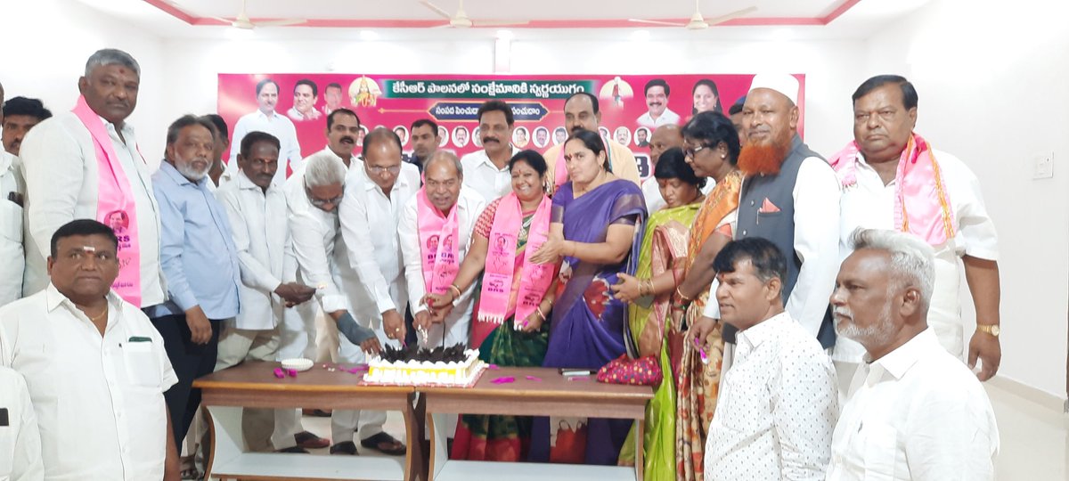 గౌరవ ఎమ్మెల్సి శ్రీమతి కల్వకుంట్ల కవితక్క గారి జన్మదిన సందర్బంగా జిల్లా పార్టీ కార్యాలయంలో కేక్ కట్ చేసి, కవితక్క కార్యాలయంలో జాగృతి నాయకులు నరాల సుధాకర్ రచించిన పాట సిడి ని ఆవిష్కరణ నగర మేయర్ శ్రీమతి దండు నీతూ కిరణ్ శేఖర్.
<a href="/RaoKavitha/">Kavitha Kalvakuntla</a> 
<a href="/BRSParty_News/">BRS News</a>