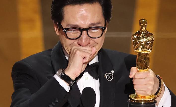 Small boats carry big talent. Congratulations to #KeHuyQuan, Oscar for best supporting actor and a former refugee. @CNN photo