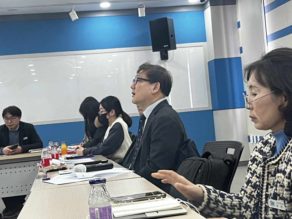 g_future_campus's tweet image. #경기도평생교육진흥원 
신임 원장님이 방문하셔서 
직원들과 간담회를 가지는중-🍵 
새로운 경평원, 경미캠이 기대되는 하루입니다🥰